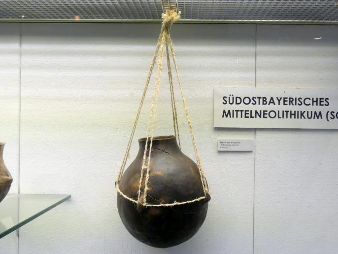 Flasche mit Hängeösen, Mittelneolithikum, 5500 - 4400 v. Chr., Bild 1/4