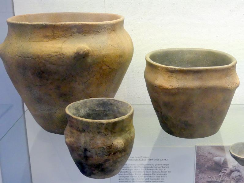3 unverzierte Gefäße mit Knubben, Jungneolithikum, 4400 - 3500 v. Chr., Bild 1/2