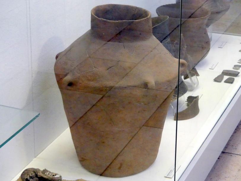 Großes Vorratsgefäß mit Ösenhenkeln, Jungneolithikum, 4400 - 3500 v. Chr., Bild 1/2