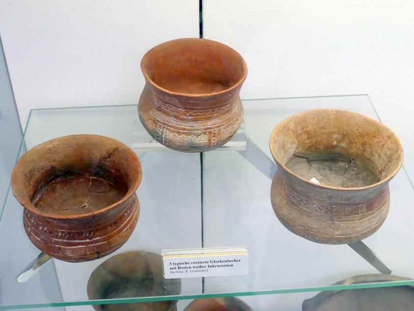 3 typische verzierte Glockenbecher mit Resten weißer Inkrustation, Endneolithikum, 2800 - 1700 v. Chr., Bild 1/5