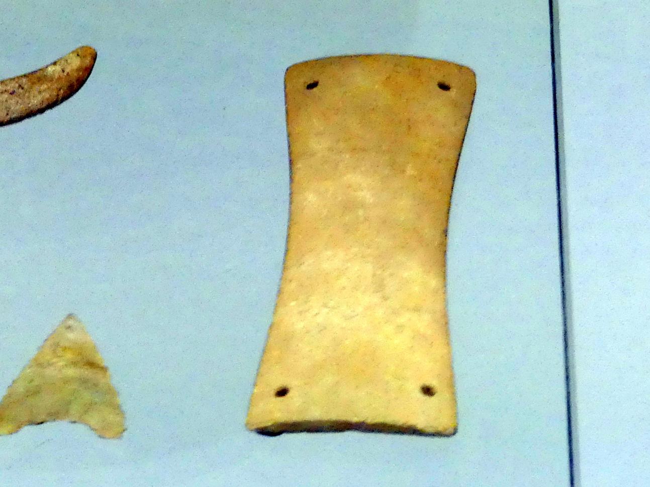 Steinerne Armschutzplatte, Endneolithikum, 2800 - 1700 v. Chr., Bild 1/2