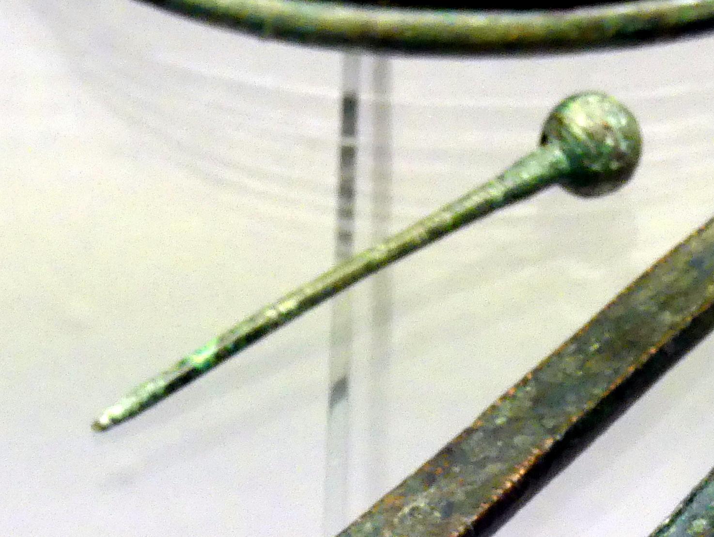 Durchlochte Kugelkopfnadel, Frühe Bronzezeit, 3365 - 1200 v. Chr., Bild 1/2