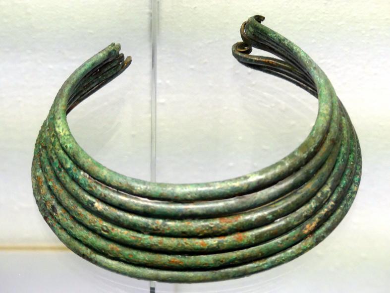 Halskragen aus Ösenringen, Frühe Bronzezeit, 3365 - 1200 v. Chr., Bild 1/3