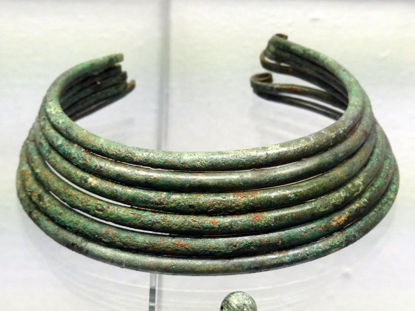 Halskragen aus Ösenringen, Frühe Bronzezeit, 3365 - 1200 v. Chr., Bild 2/3