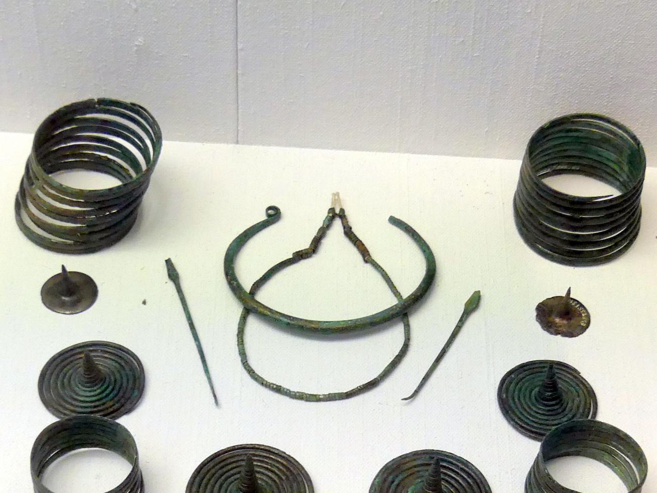 2 Spiralbeinringe, Frühe Bronzezeit, 3365 - 1200 v. Chr., Bild 1/2