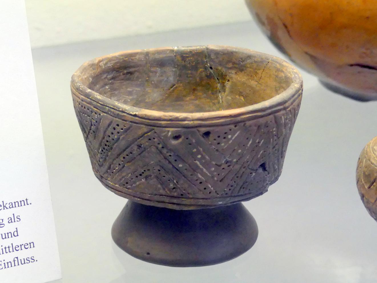 Fußschale mit konischem Gefäßkörper, Frühe Bronzezeit, 3365 - 1200 v. Chr., Bild 1/2