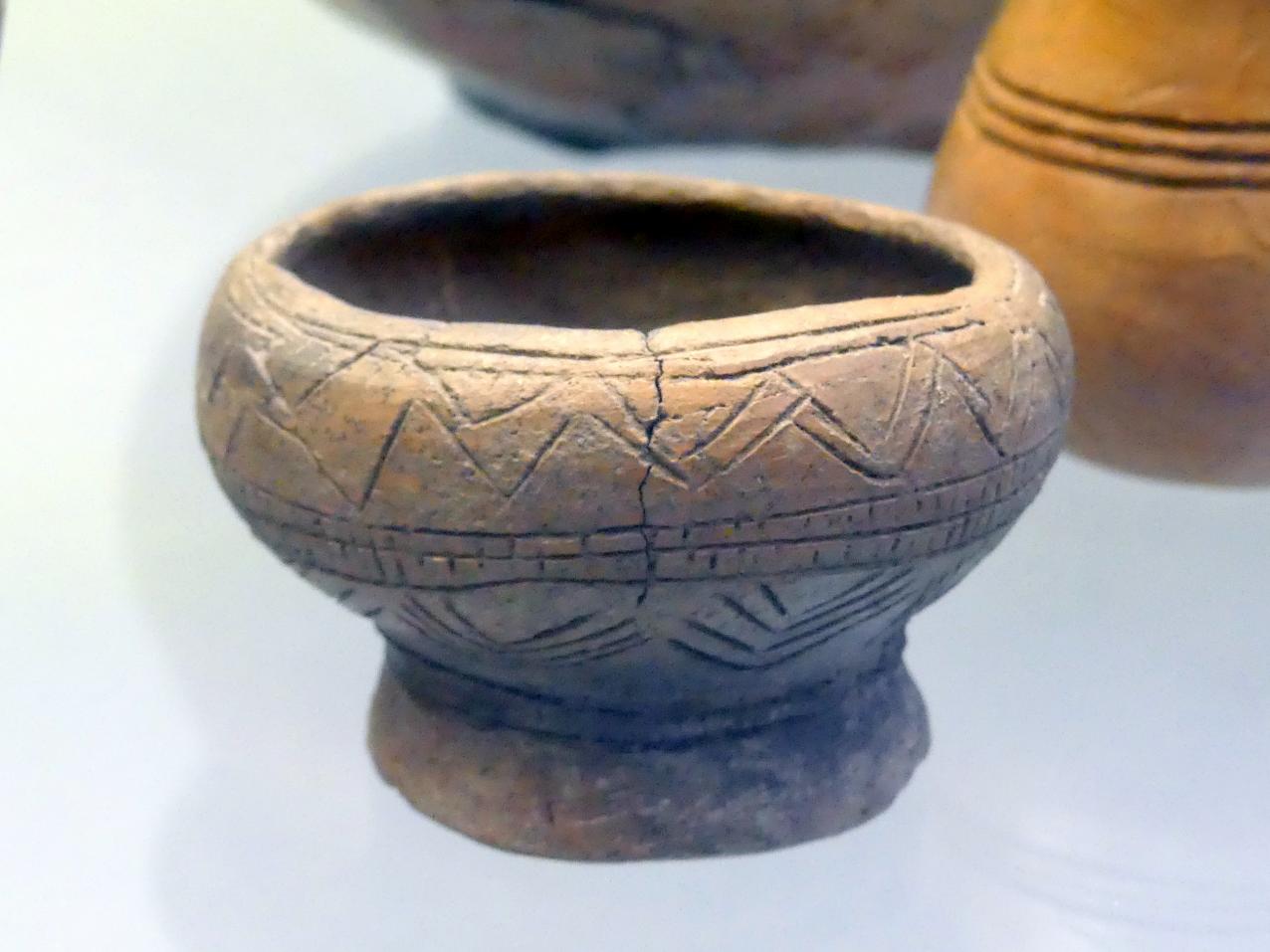 Fußschale mit gewölbtem Gefäßkörper, Frühe Bronzezeit, 3365 - 1200 v. Chr., Bild 1/2