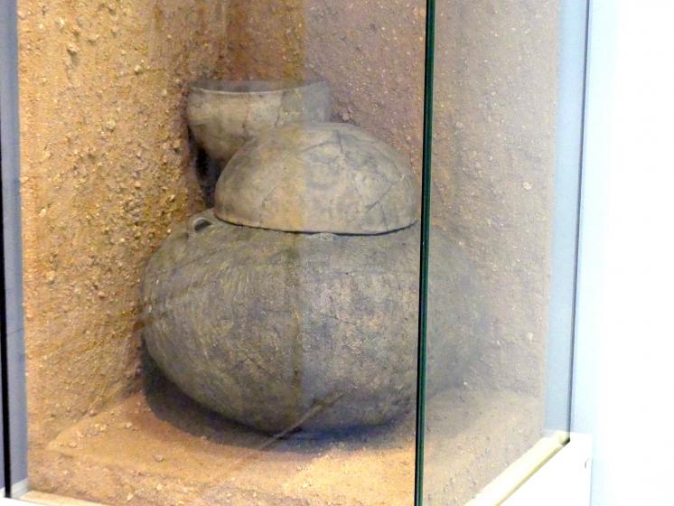 Keramikensemble in rekonstruierter Fundlage, Frühe Bronzezeit, 3365 - 1200 v. Chr., Bild 1/4