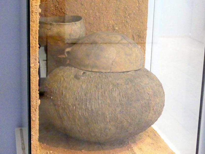 Keramikensemble in rekonstruierter Fundlage, Frühe Bronzezeit, 3365 - 1200 v. Chr., Bild 2/4
