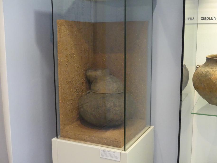 Keramikensemble in rekonstruierter Fundlage, Frühe Bronzezeit, 3365 - 1200 v. Chr., Bild 3/4