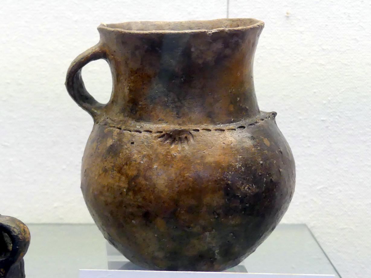 Kanne mit Spitzknubben und Stichverzierung, Mittlere Bronzezeit, 3000 - 1300 v. Chr., Bild 1/2