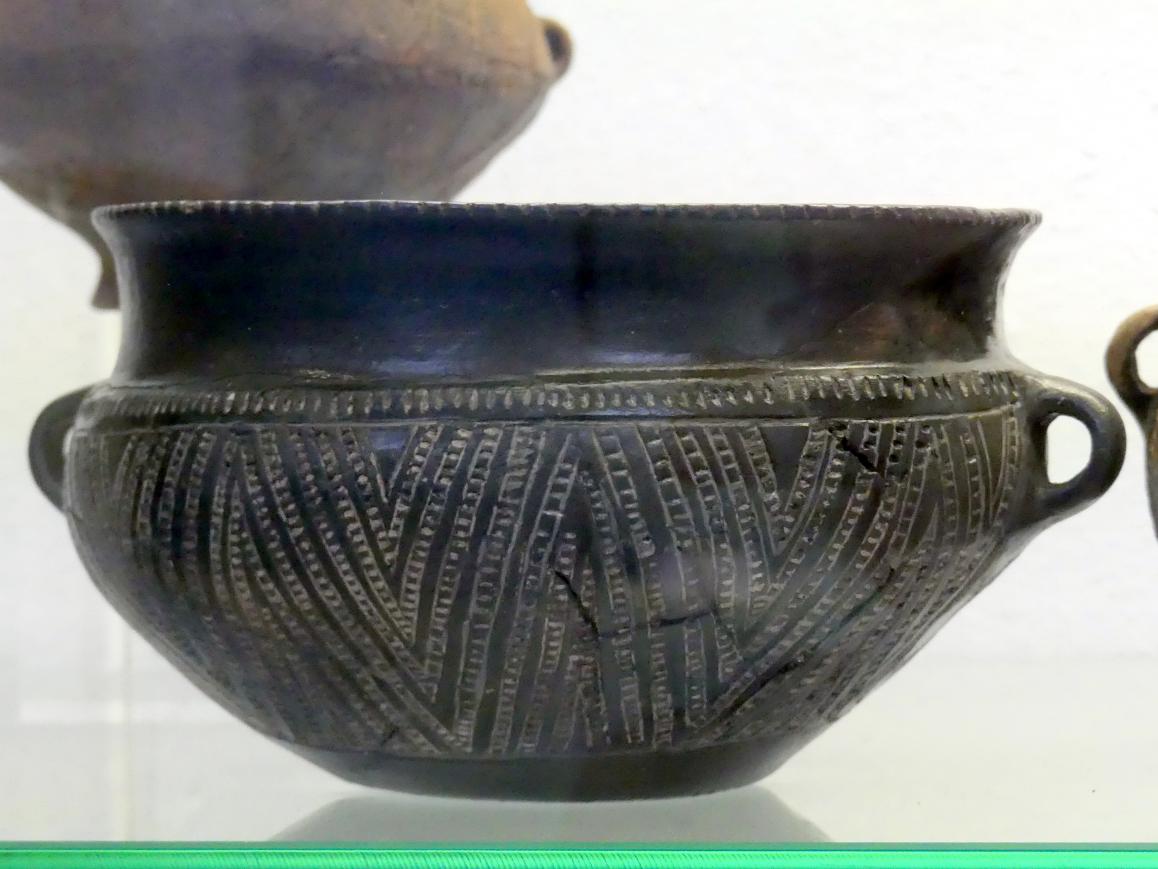 Henkelschüssel mit weiß inkrustierter Verzierung, Mittlere Bronzezeit, 3000 - 1300 v. Chr.