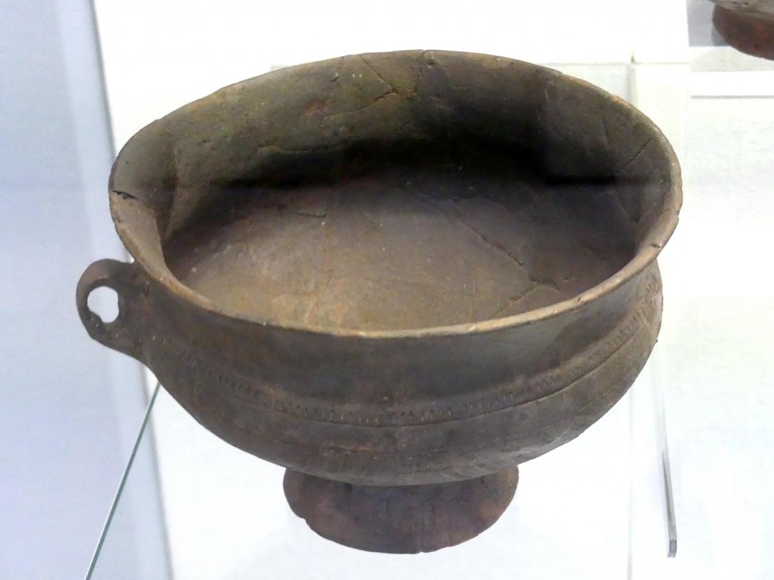2 Henkelschüsseln mit Standring, Mittlere Bronzezeit, 3000 - 1300 v. Chr.