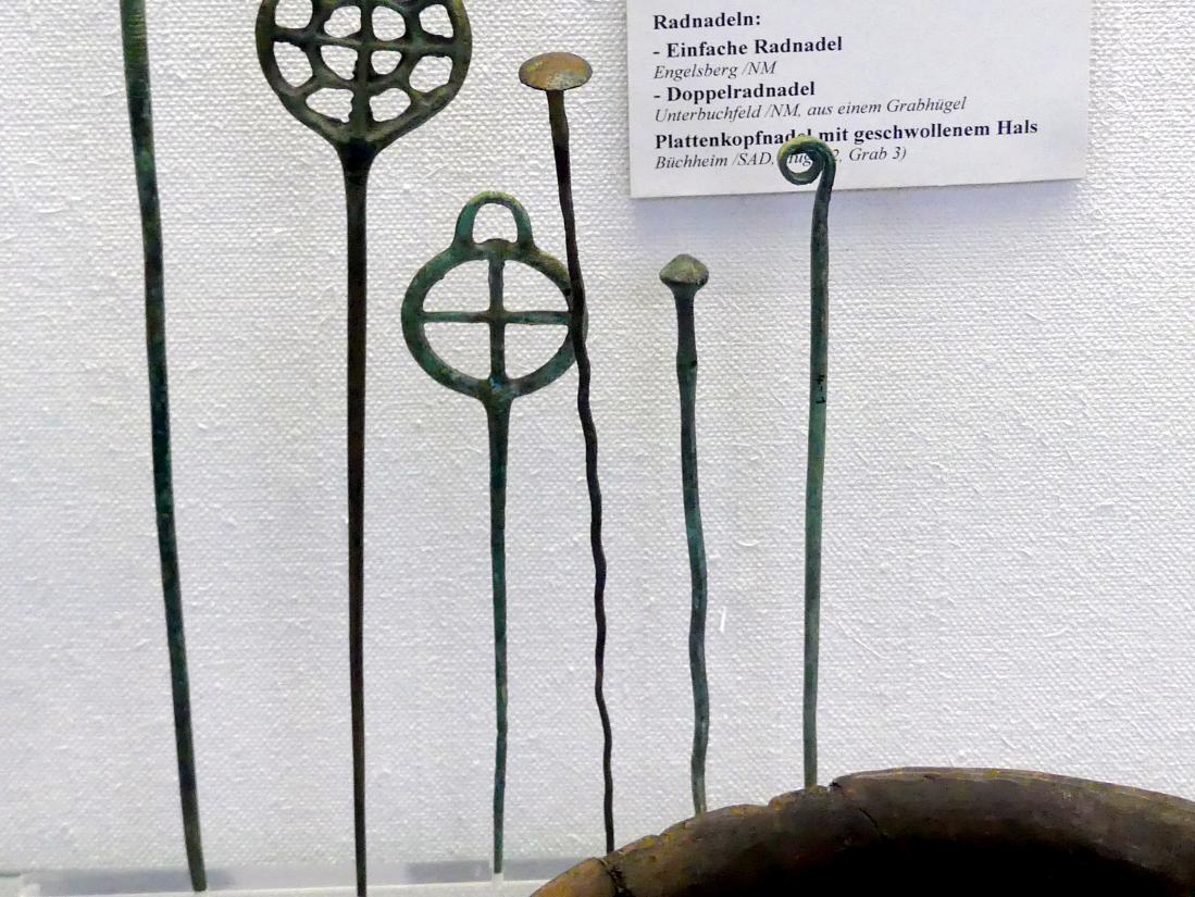 Vierkantnadel mit Nagelkopf und durchbohrtem Schaft, Mittlere Bronzezeit, 3000 - 1300 v. Chr., Bild 1/3
