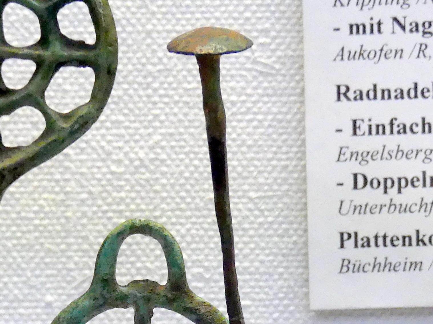 Vierkantnadel mit Nagelkopf und durchbohrtem Schaft, Mittlere Bronzezeit, 3000 - 1300 v. Chr., Bild 2/3