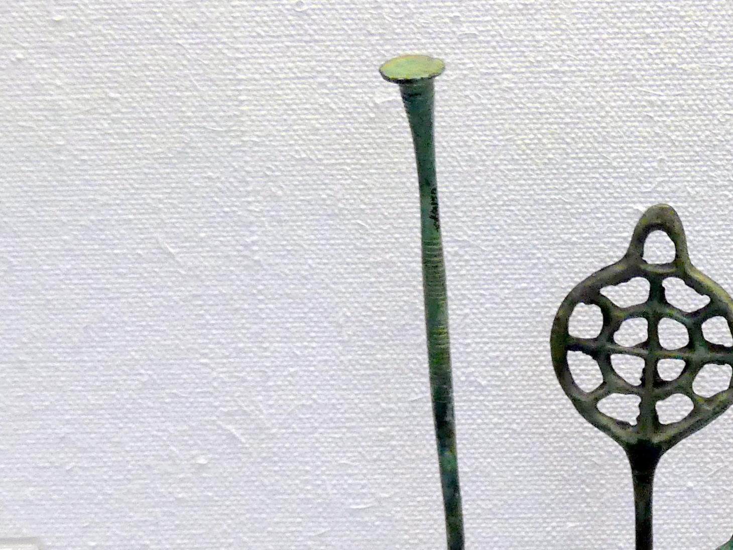 Plattenkopfnadel mit geschwollenem Hals, Mittlere Bronzezeit, 3000 - 1300 v. Chr., Bild 1/3