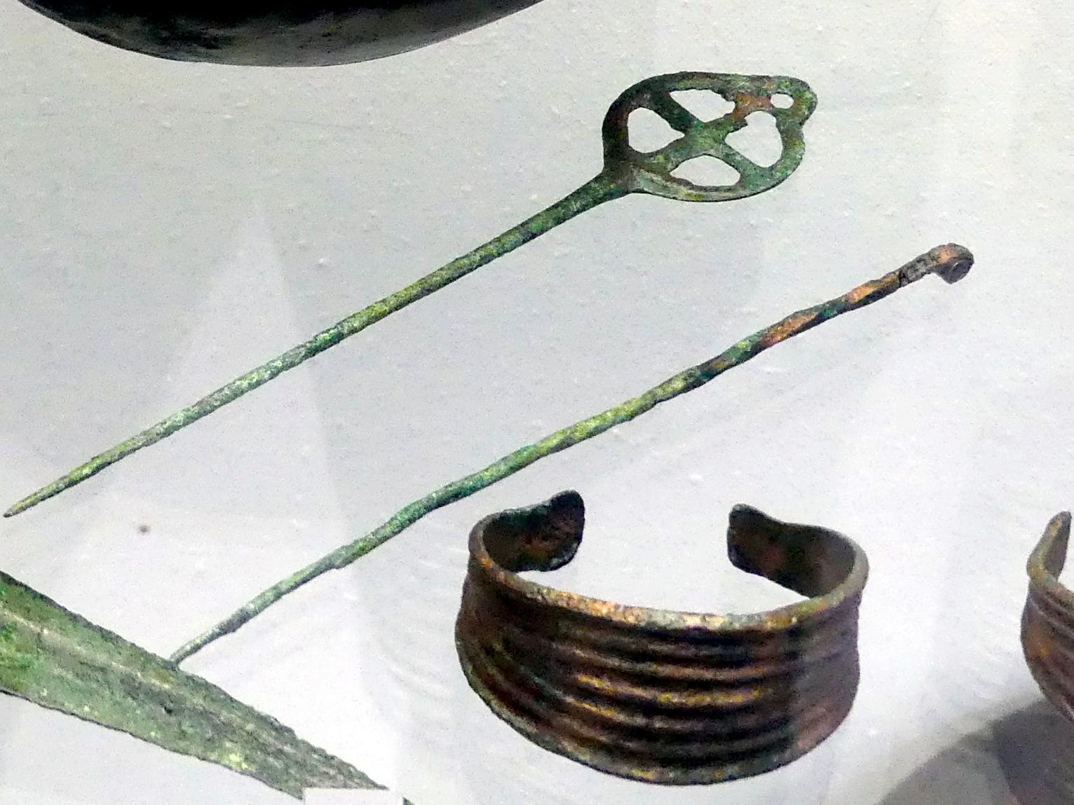 Tordierte Rollenkopfnadel, Mittlere Bronzezeit C1, 1500 - 1400 v. Chr.