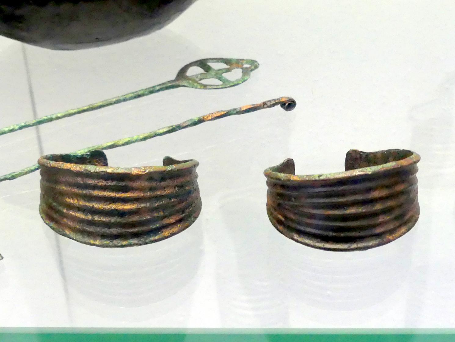 2 gerippte Armbänder, Mittlere Bronzezeit C1, 1500 - 1400 v. Chr.
