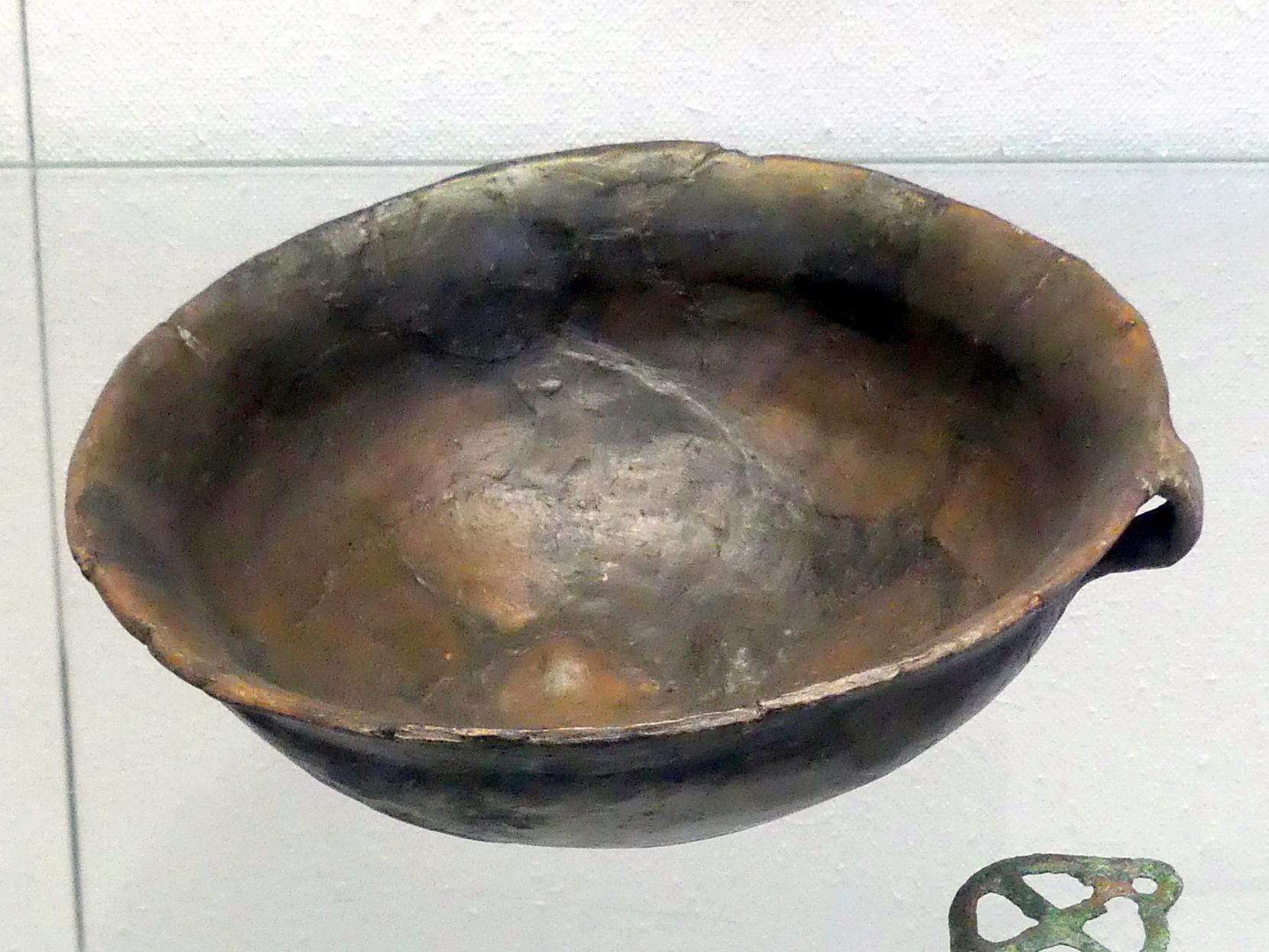 Henkelschale mit vier Bodendellen, Mittlere Bronzezeit C1, 1500 - 1400 v. Chr., Bild 2/3