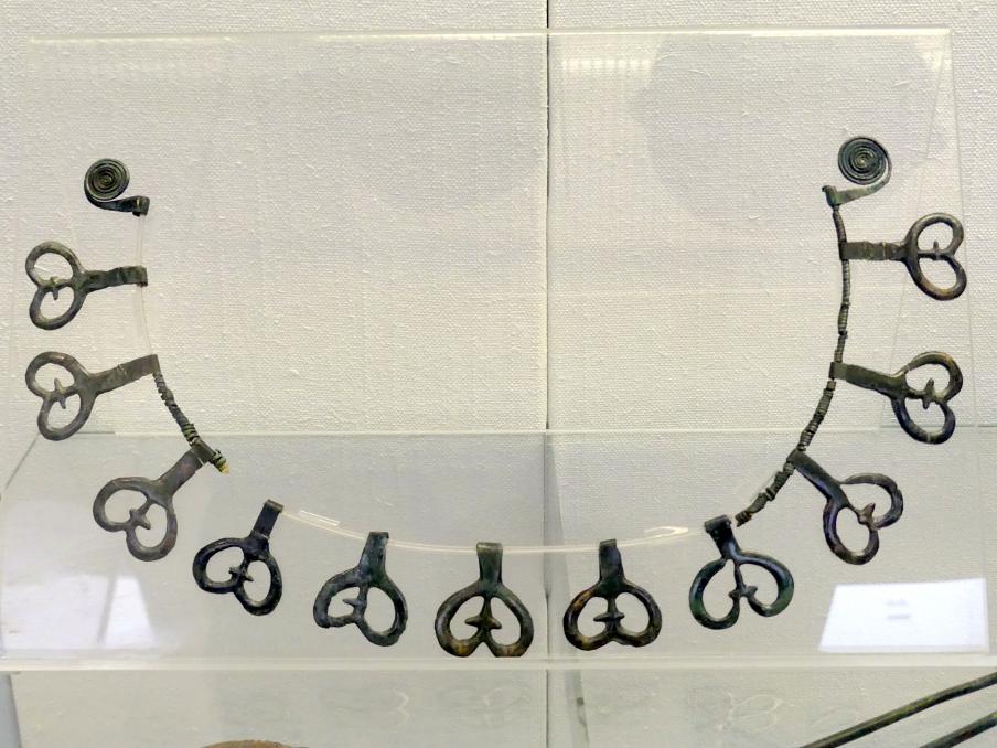 Collier aus 11 herzförmigen Anhängern, Mittlere Bronzezeit C2, Undatiert, Bild 1/2