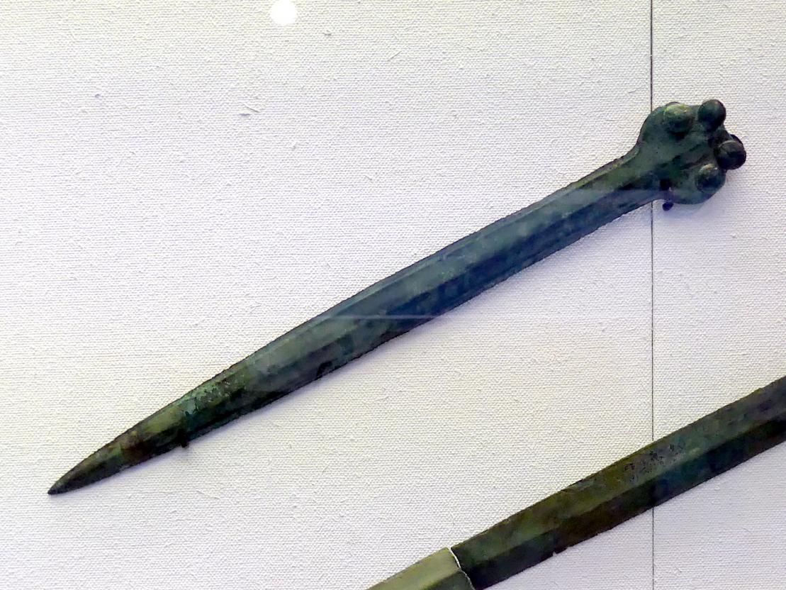 Kurzschwert mit trapezoider Griffplatte, Mittlere Bronzezeit B, Undatiert, Bild 1/3