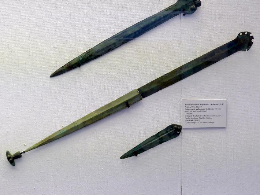 Schwert mit halbrunder Griffplatte, Mittlere Bronzezeit C1, 1500 - 1400 v. Chr.