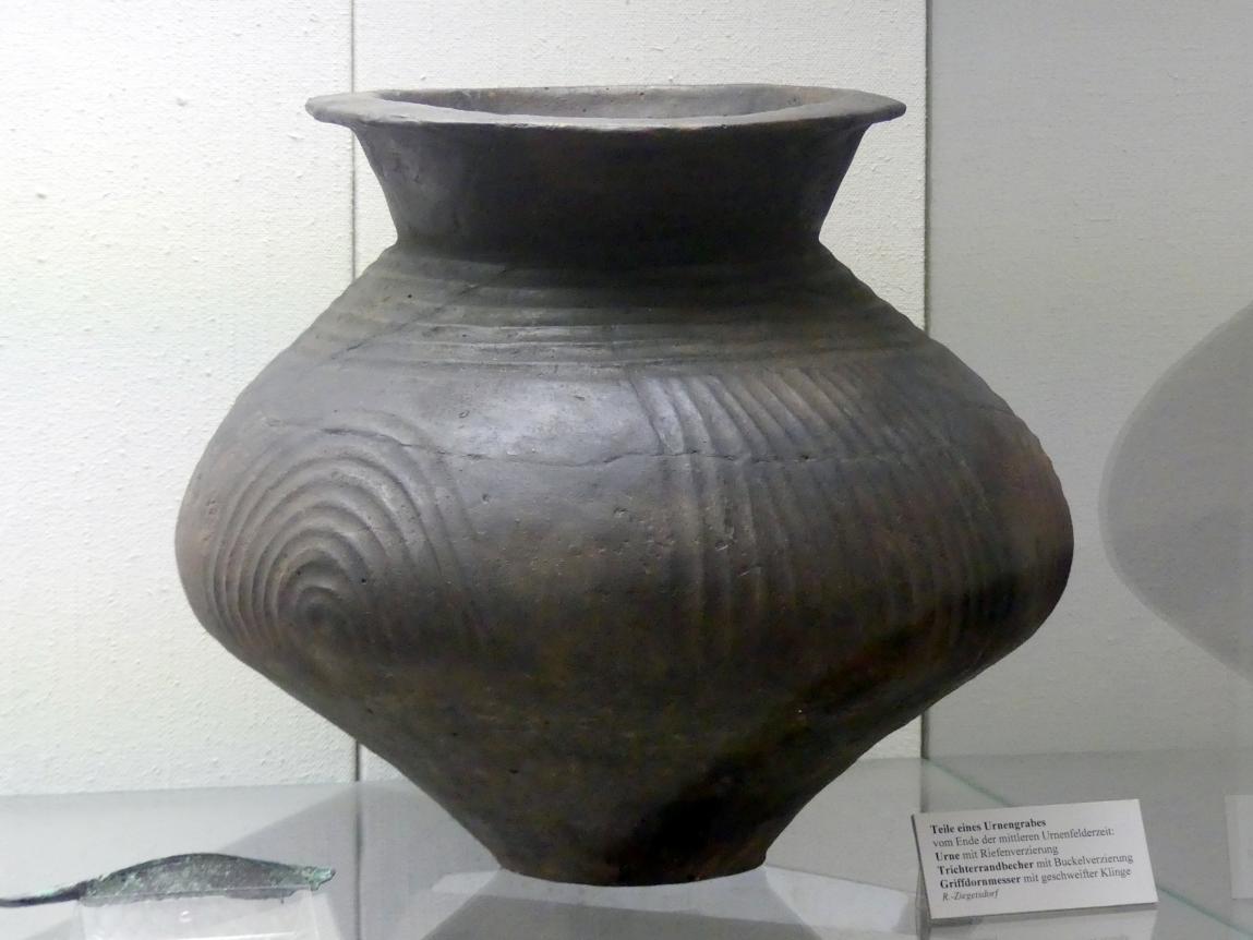 Urne mit Riefenverzierung, Späte Bronzezeit D, Undatiert