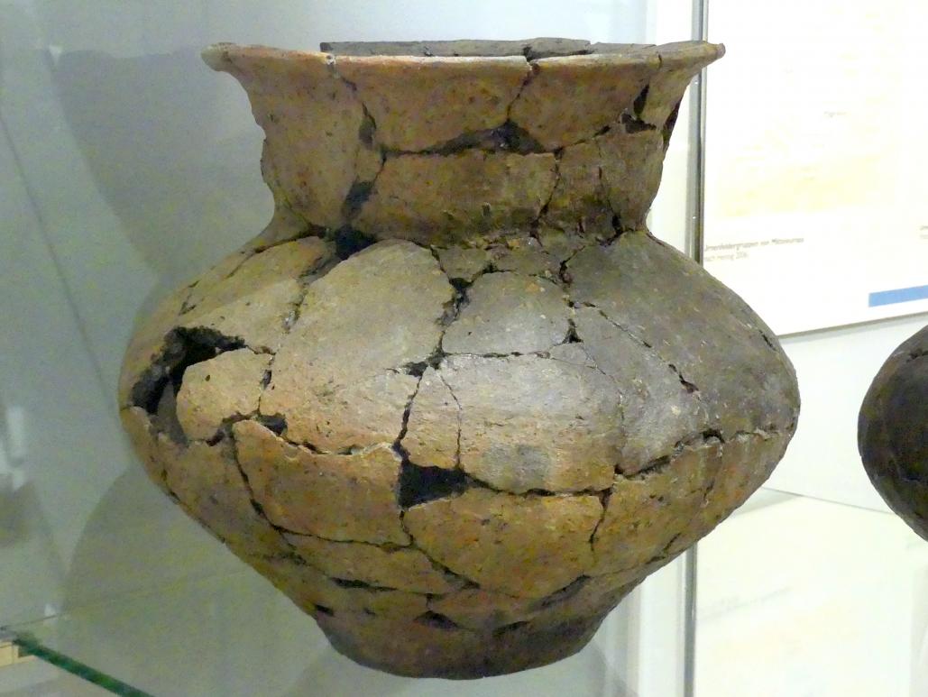 Urnen aus dem Urnengräberfeld von Burgweinting, Hallstattzeit A, Undatiert