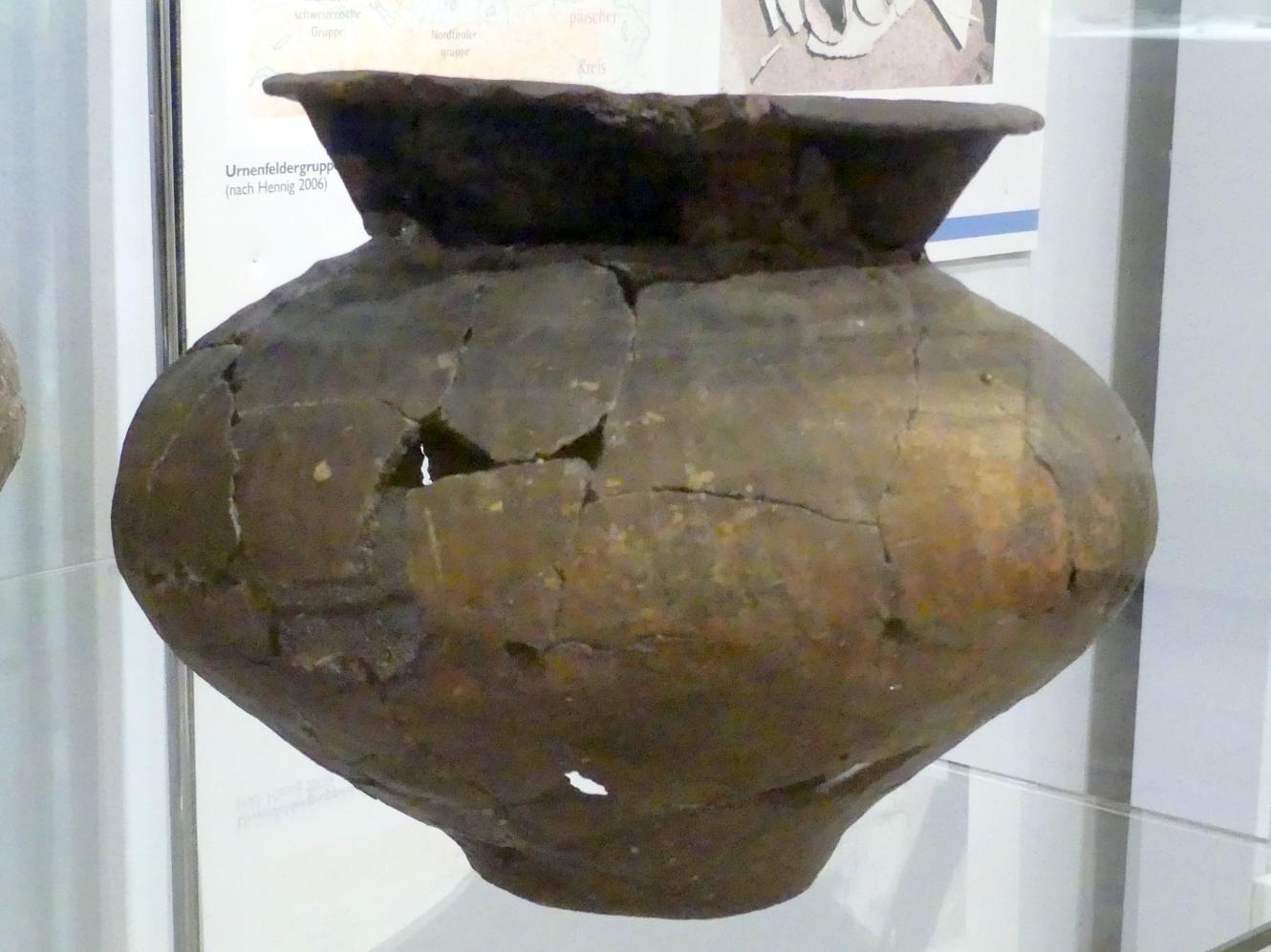 Urnen aus dem Urnengräberfeld von Burgweinting, Hallstattzeit A, Undatiert, Bild 2/4
