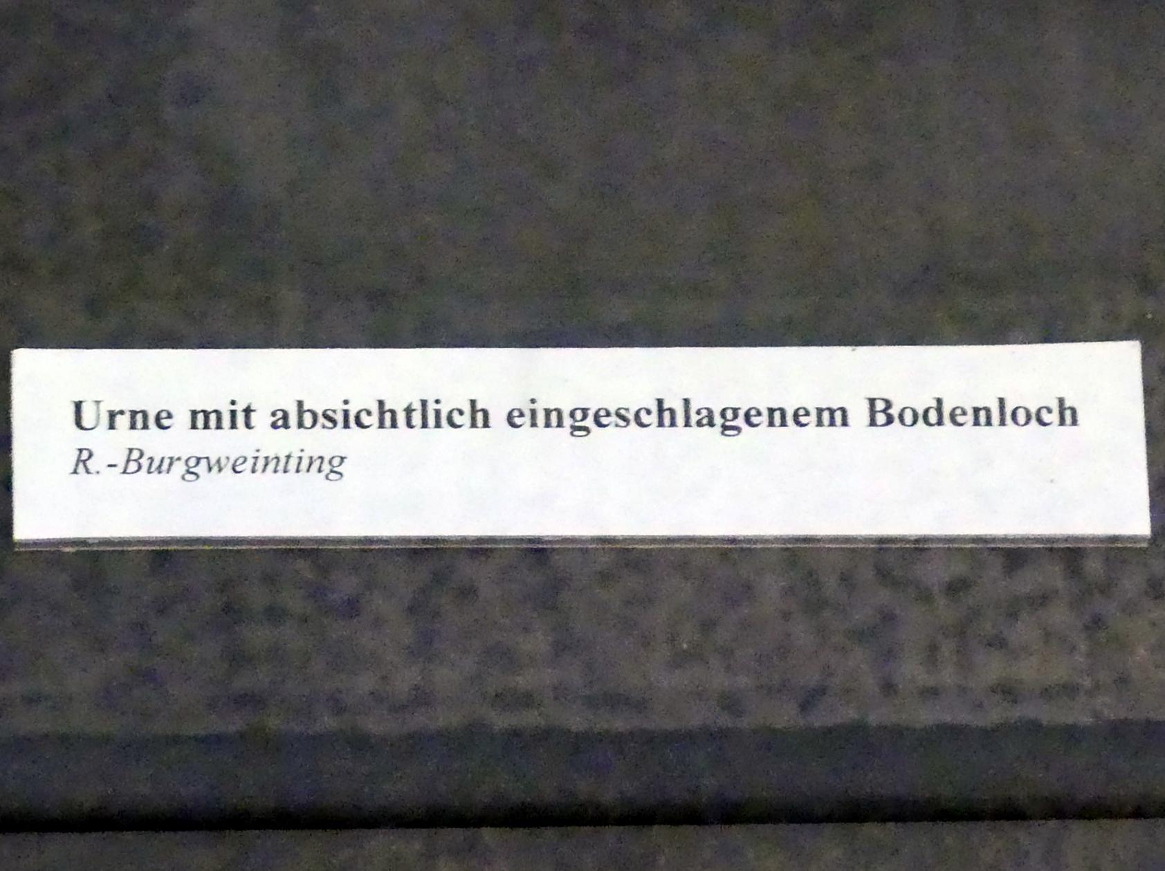 Urne mit absichtlich eingeschlagenem Bodenloch, Hallstattzeit A, Undatiert, Bild 3/3