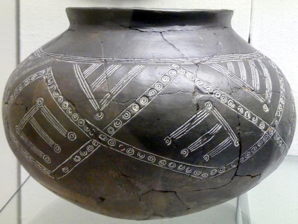 Verziertes Kegelhalsgefäß, Hallstattzeit, 700 - 200 v. Chr.