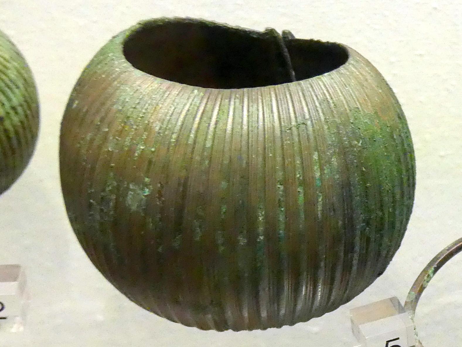 Melonenarmband, Hallstattzeit, 700 - 200 v. Chr., Bild 1/2