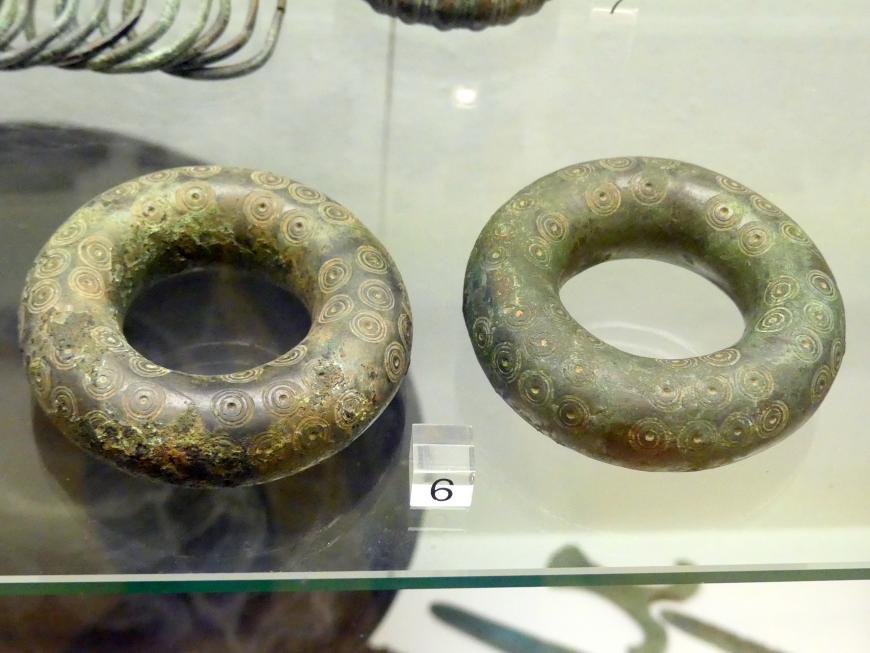 Zwei Hohlringe, Hallstattzeit, 700 - 200 v. Chr., Bild 1/2