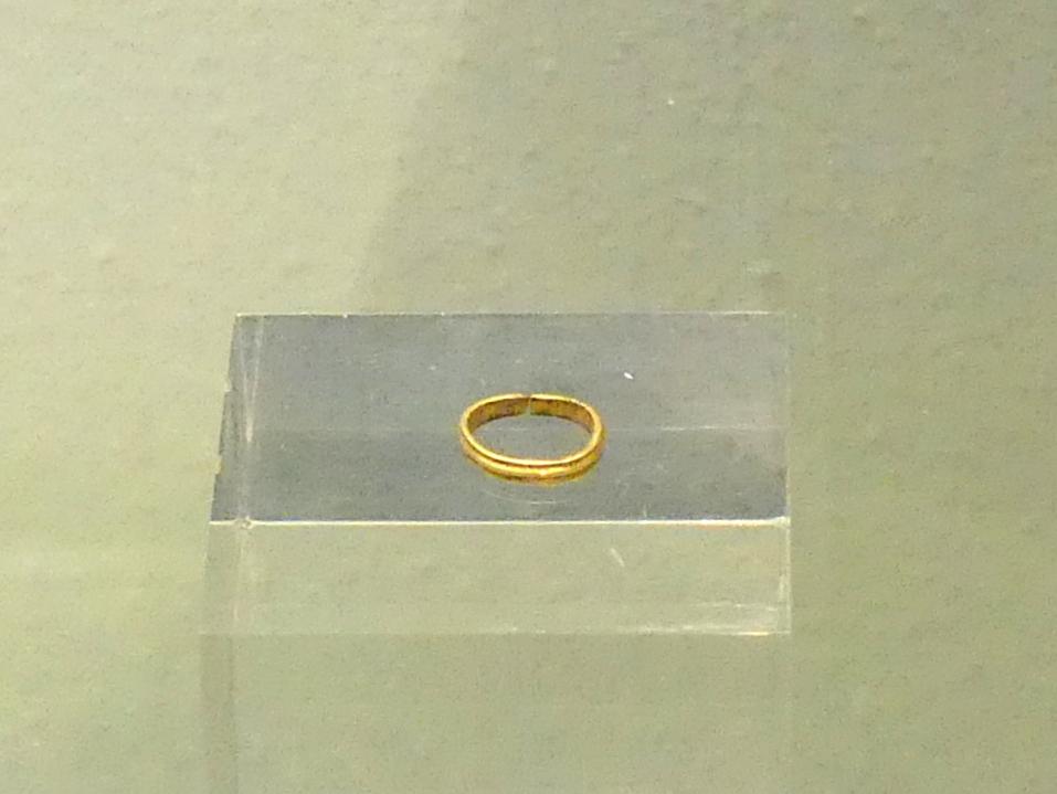 Kleiner Goldring, Hallstattzeit, 700 - 200 v. Chr., Bild 1/2