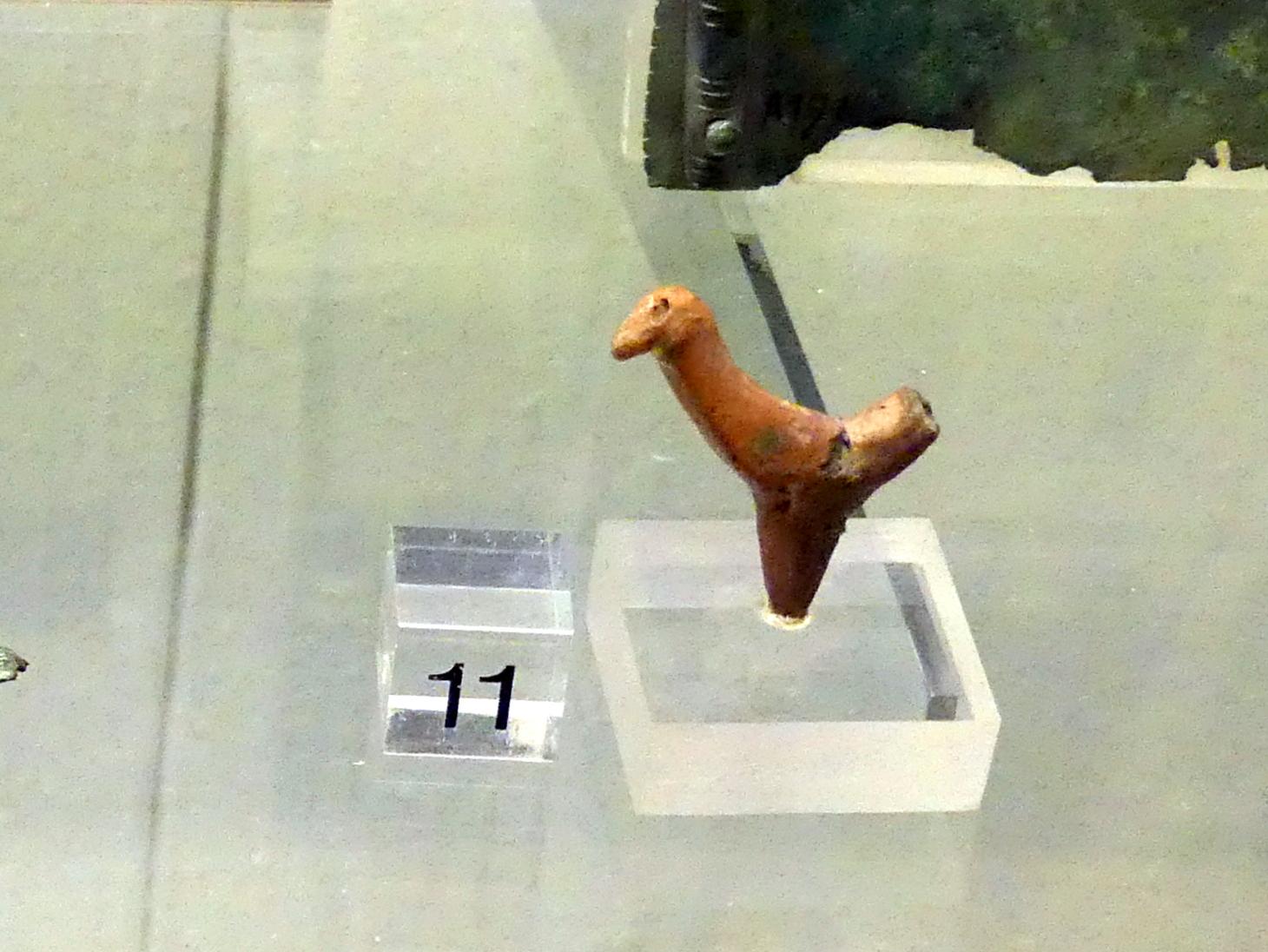 Tonfigur eines Vogels, Hallstattzeit, 700 - 200 v. Chr., Bild 1/2
