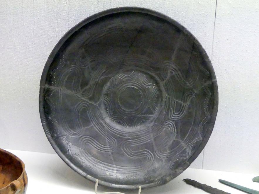 Große Schale mit Verzierung in urnenfelderzeitlicher Tradition, Hallstattzeit, 700 - 200 v. Chr., Bild 1/2