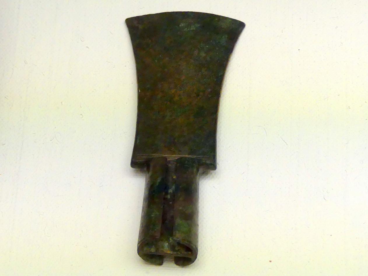 Bronzenes Kampfbeil, Hallstattzeit, 700 - 200 v. Chr., Bild 1/2