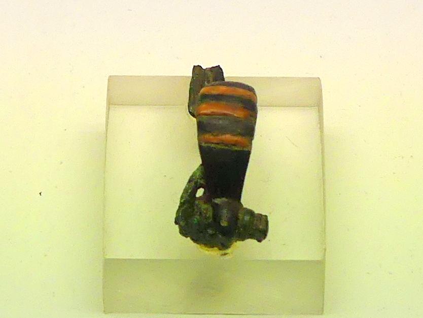 Fibel mit Koralleneinlage, Hallstattzeit, 700 - 200 v. Chr.