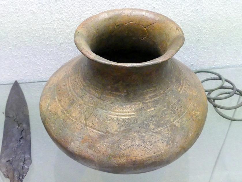 Linsenflasche, Frühlatènezeit A, 700 - 100 v. Chr., Bild 1/2