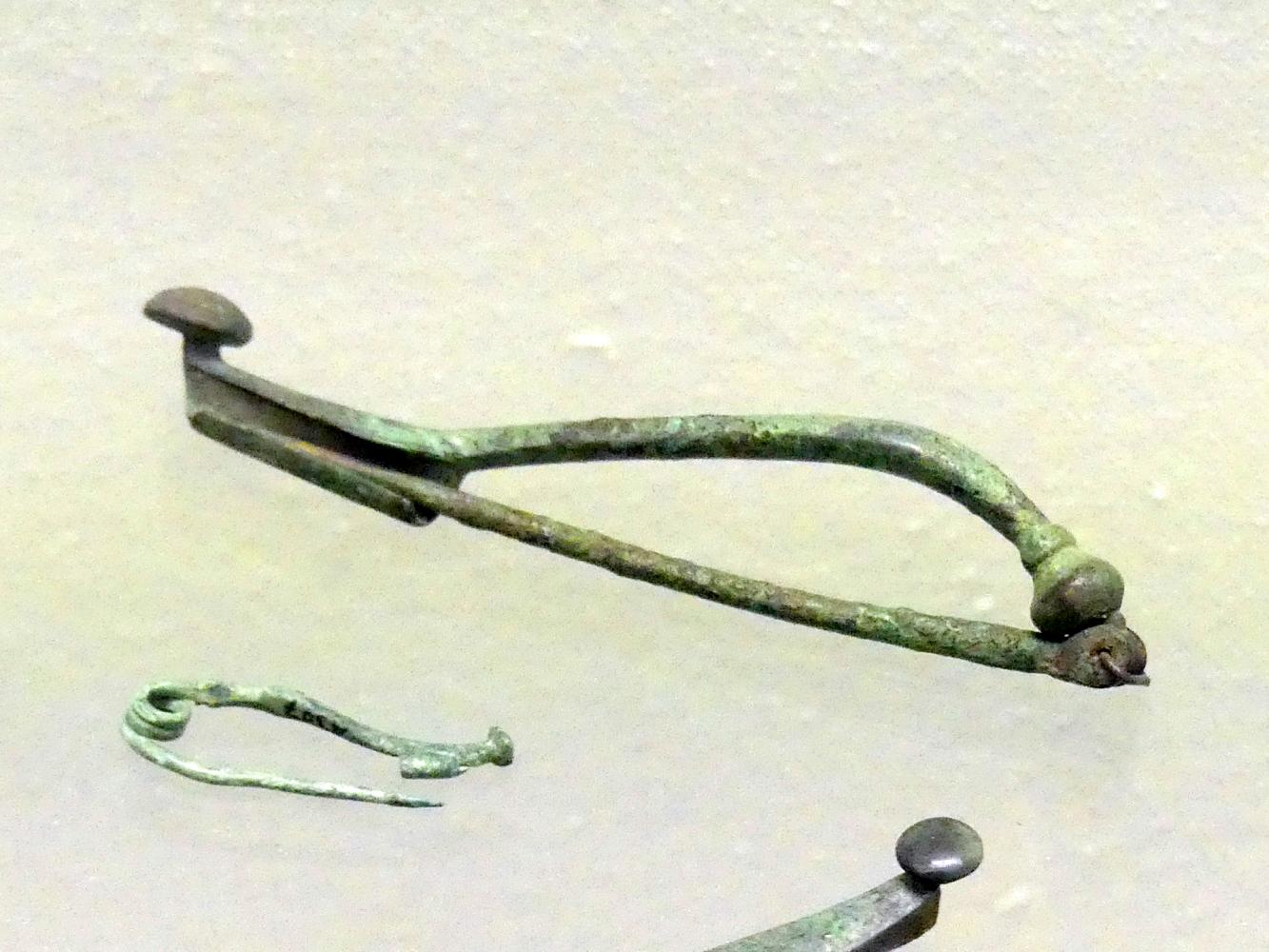 Gewandspange mit Fußknopf, Frühlatènezeit A, 700 - 100 v. Chr., Bild 1/2