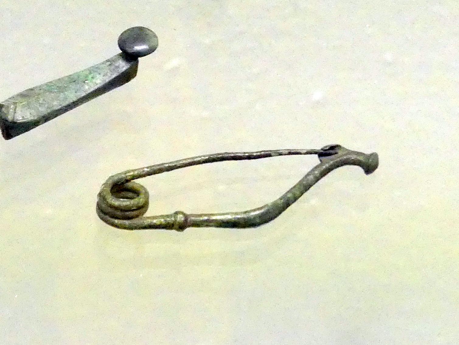 Gewandspange mit Fußknopf, Frühlatènezeit A, 700 - 100 v. Chr., Bild 1/2