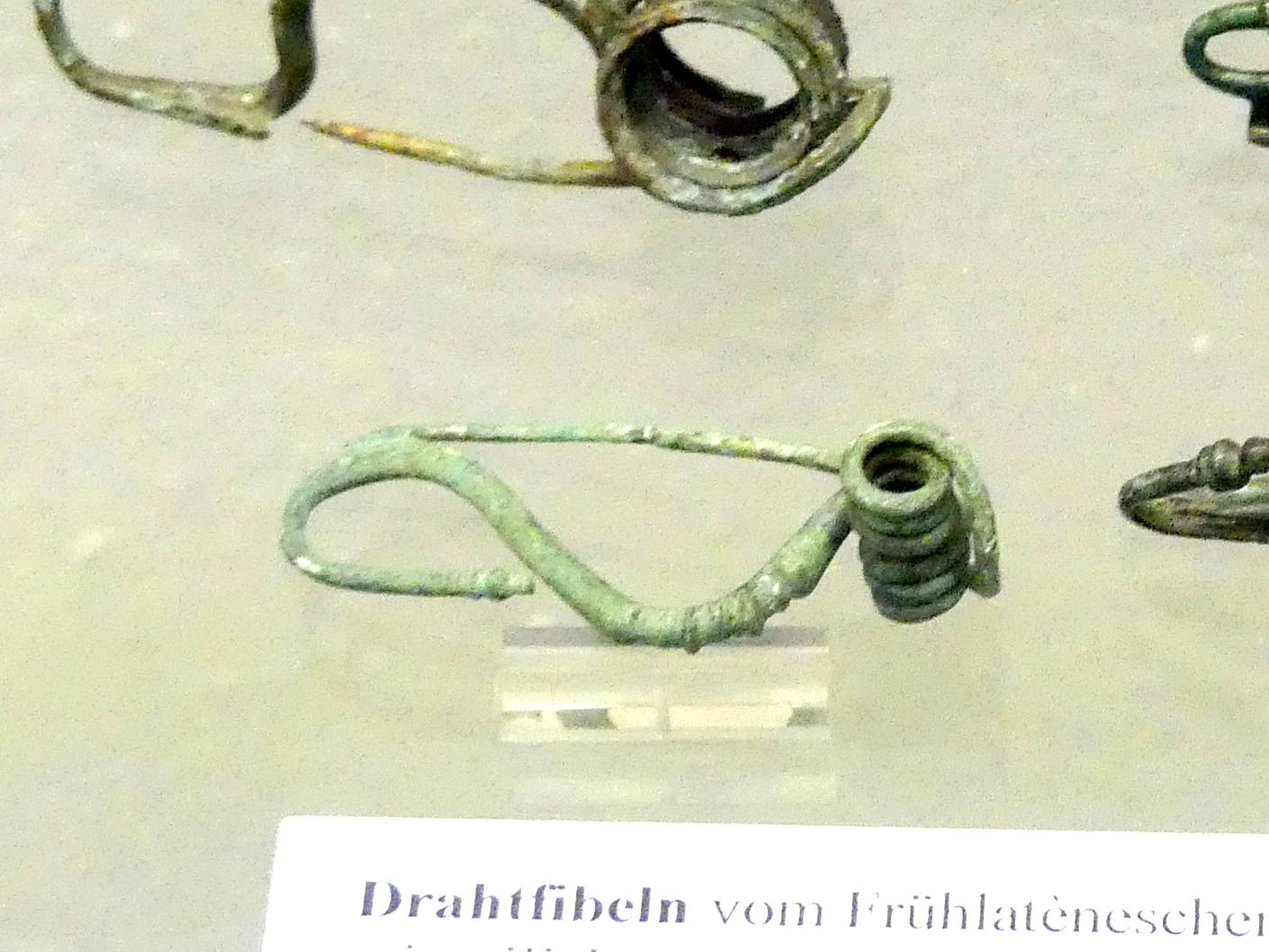 Drahtfibeln mit stilisiertem Vogelkopf, Frühlatènezeit A, 700 - 100 v. Chr., Bild 2/3