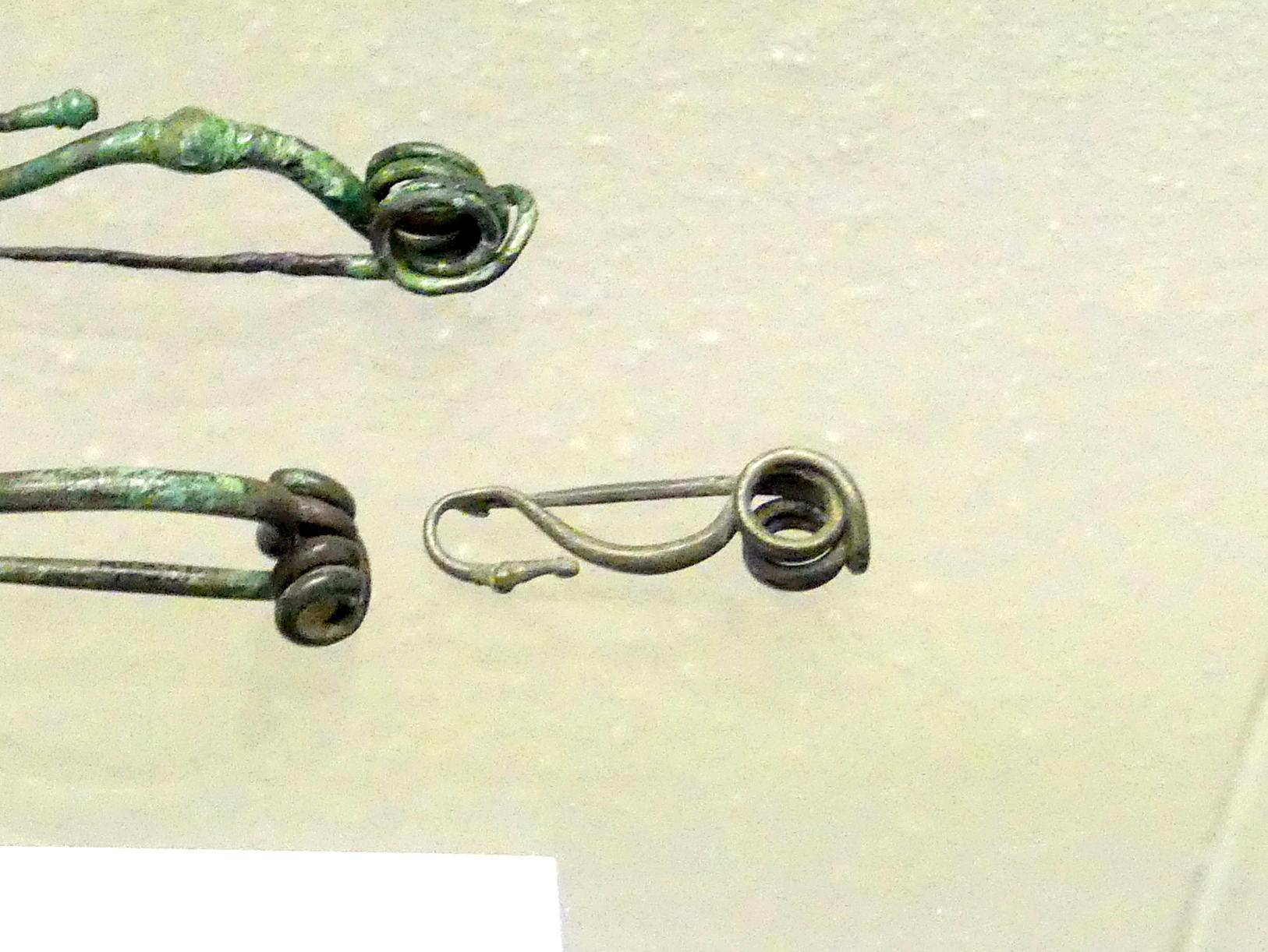 Drahtfibel mit stilisiertem Vogelkopf, Frühlatènezeit A, 700 - 100 v. Chr., Bild 1/2