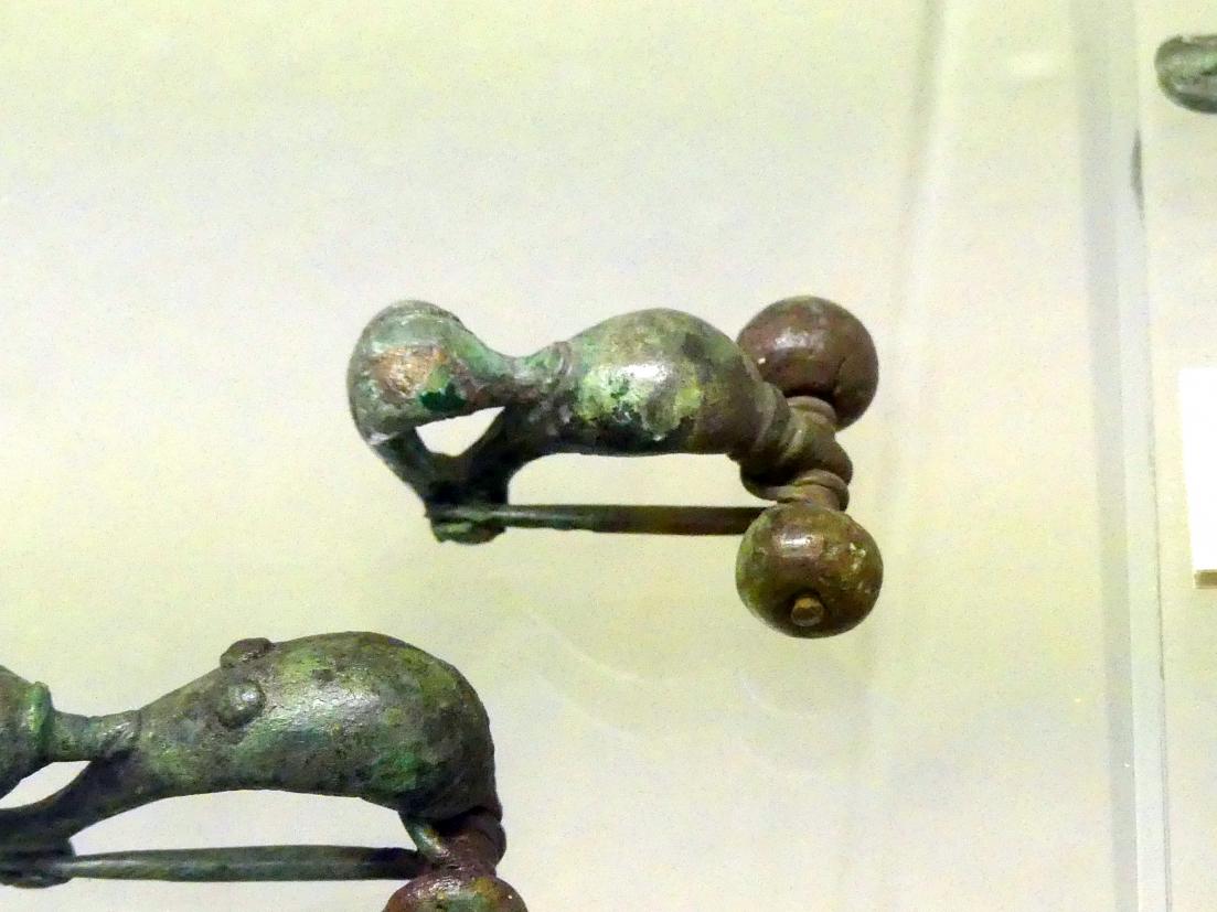 Massive Entenkopffibel, Frühlatènezeit A, 700 - 100 v. Chr., Bild 1/2
