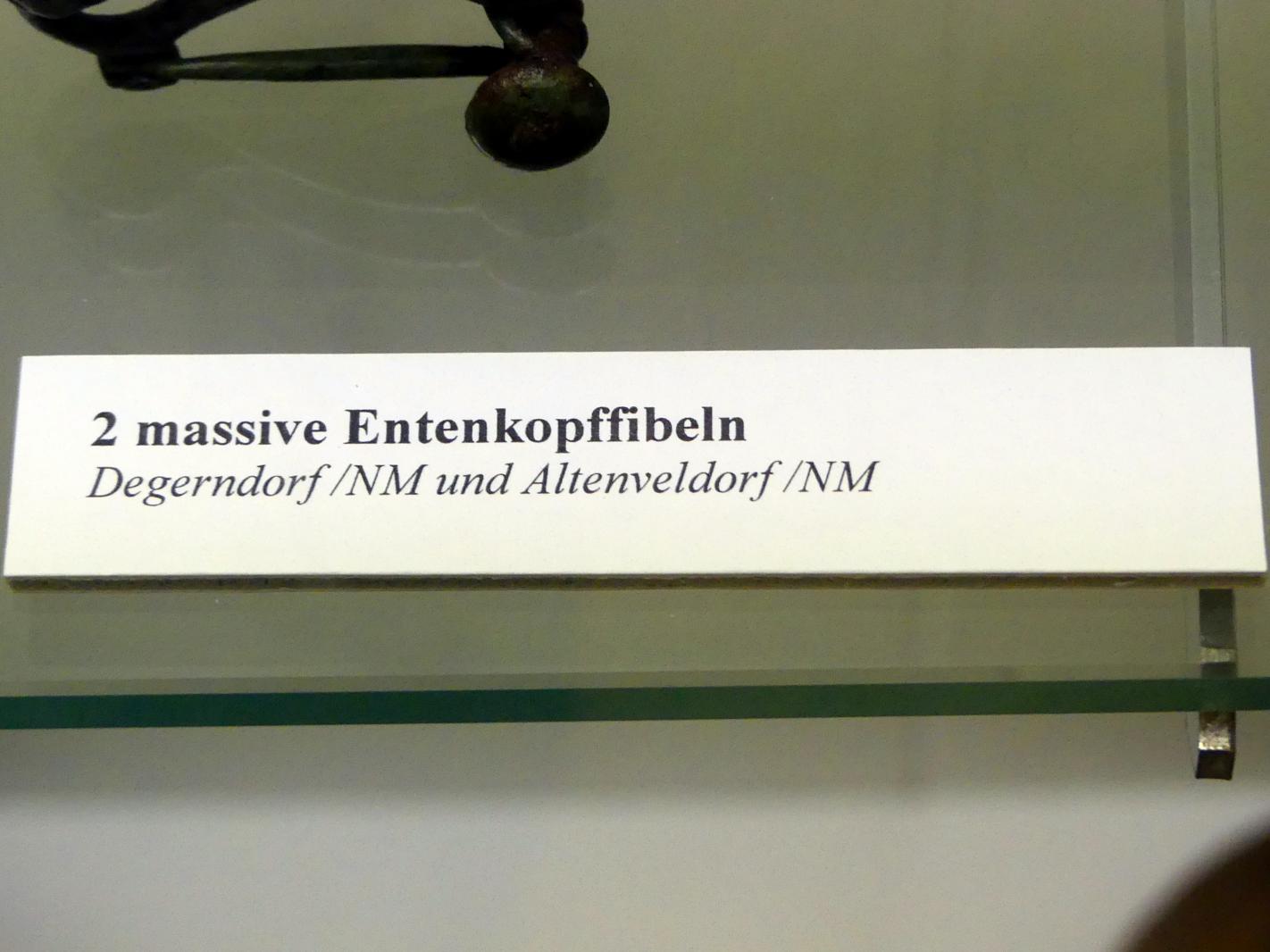 Massive Entenkopffibel, Frühlatènezeit A, 700 - 100 v. Chr., Bild 2/2