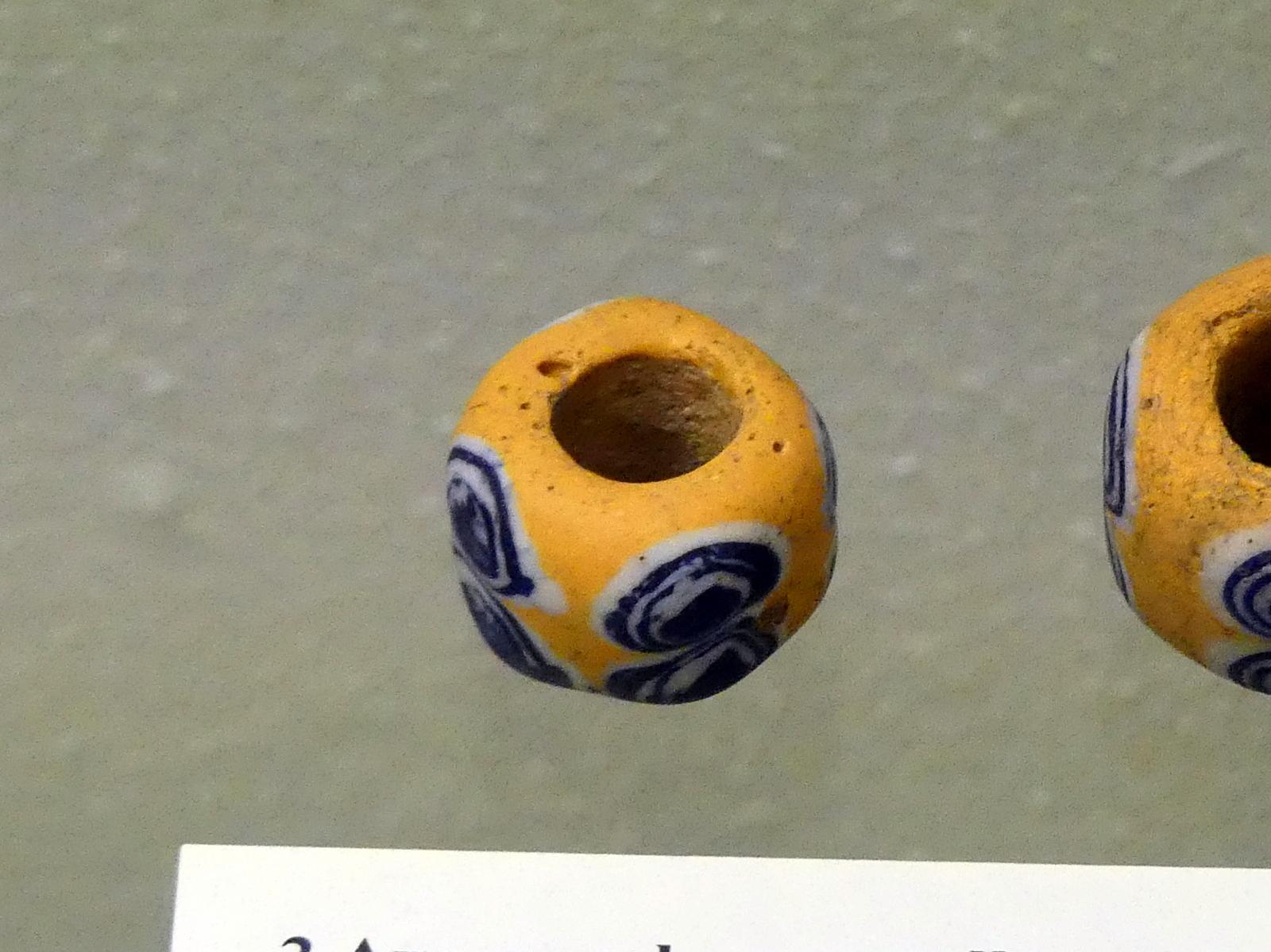 Augenperle aus gelbem und blauem Glas, Frühlatènezeit A, 700 - 100 v. Chr., Bild 1/2