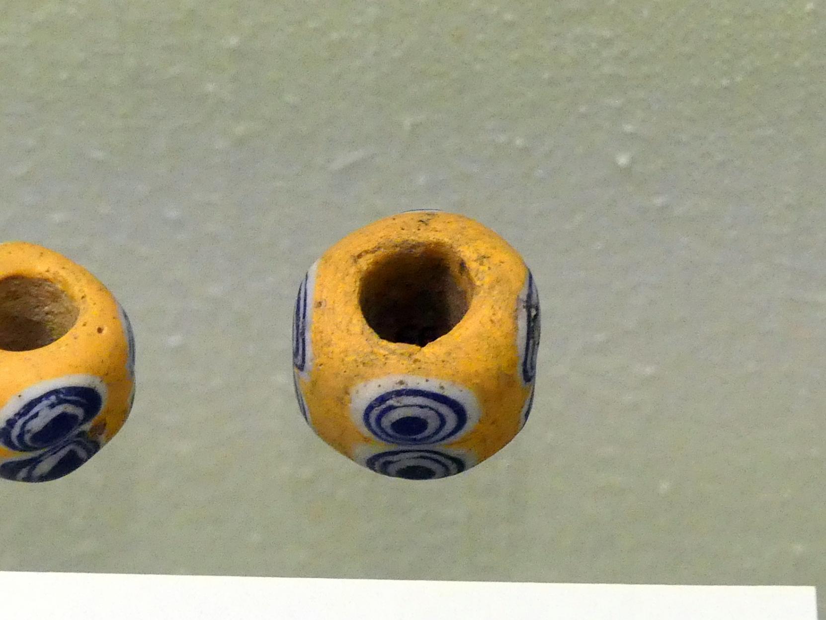 Augenperle aus gelbem und blauem Glas, Frühlatènezeit A, 700 - 100 v. Chr.