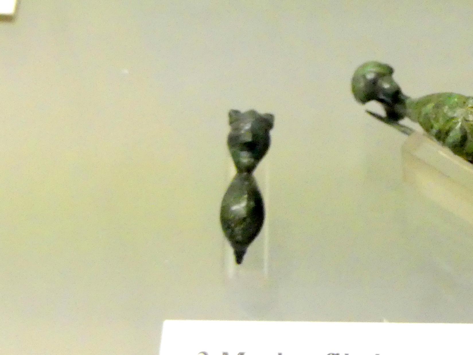 Maskenfibel, Frühlatènezeit A, 700 - 100 v. Chr., Bild 1/2