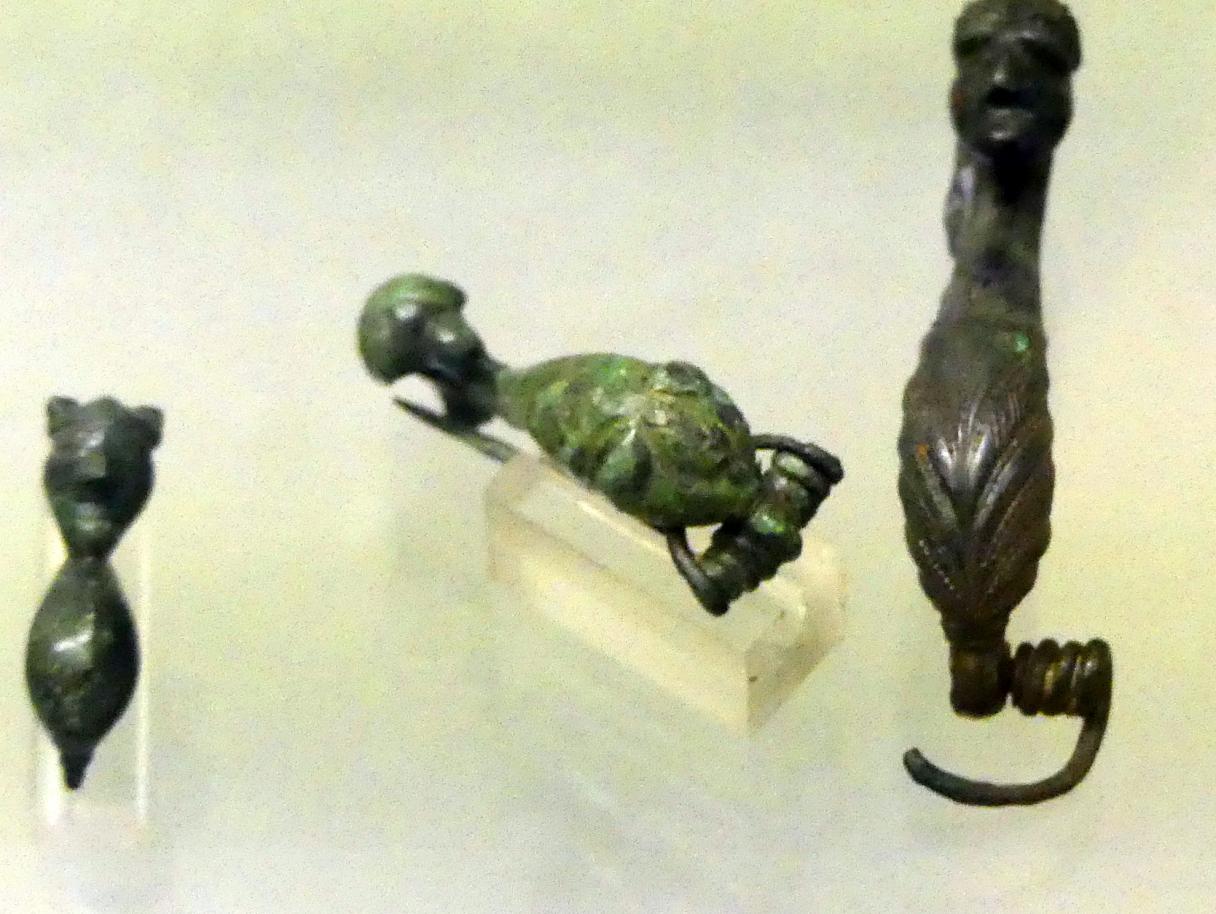 Maskenfibel, Frühlatènezeit A, 700 - 100 v. Chr., Bild 1/2