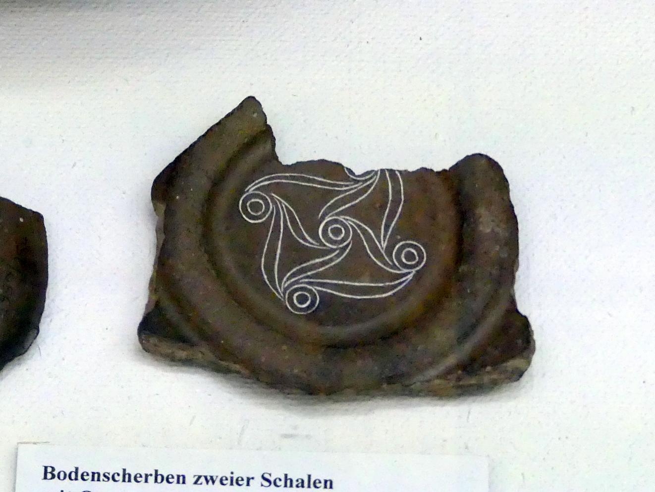 Bodenscherbe einer Schale mit Ornamentwirbeln, Frühlatènezeit A, 700 - 100 v. Chr., Bild 1/2